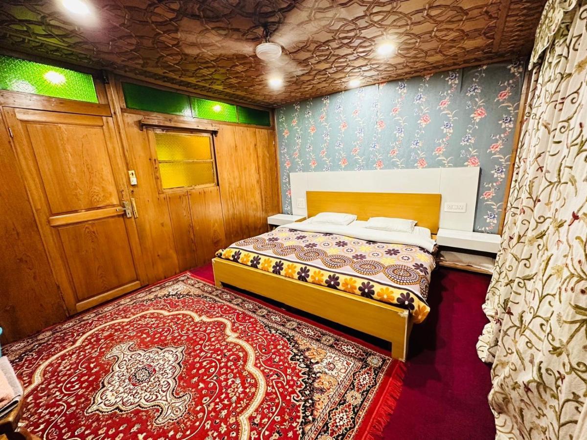 Hotel Hayat Group Of Houseboats Srīnagar Exterior foto